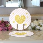 - Supla2li-8239-Gorsel3 - Realhomes Realhomes Beyaz Zemin Üzerinde Pembe Yatay Çizgili Gold Detaylı Kalp Desenli 2'li Yuvarlak Servis Altlığı - Supla Realhomes