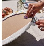 - Supla2li-8240-Gorsel4 - Realhomes Realhomes Beyaz Zemin Üzerinde Pembe Yatay Çizgili Gold Detaylı Kalp Desenli 2'li Yuvarlak Servis Altlığı - Supla Realhomes