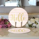 - Supla2li-8242-Gorsel3 - Realhomes  Realhomes Beyaz Zemin Üzerinde Pembe Yatay Çizgili Gold Detaylı Hello Yazılı 2'li Yuvarlak Servis Altlığı - Supla Realhomes