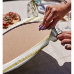 - Supla2li-8243-Gorsel4 - Realhomes Realhomes Beyaz Zemin Üzerinde Gold Detaylı Yatay Çizgili Modern 2'li Yuvarlak Servis Altlığı - Supla Realhomes