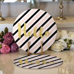 - Supla2li-8245-Gorsel1 - Realhomes Realhomes Beyaz Zemin Üzerinde Renkli Yatay Çizgili Gold Detaylı Hello Yazılı 2'li Yuvarlak Servis Altlığı - Supla Realhomes