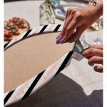 - Supla2li-8245-Gorsel4 - Realhomes Realhomes Beyaz Zemin Üzerinde Renkli Yatay Çizgili Gold Detaylı Hello Yazılı 2'li Yuvarlak Servis Altlığı - Supla Realhomes