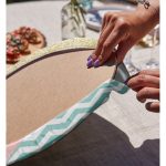 Realhomes Beyaz Zemin Üzerinde Renkli Geometrik Desenli Dijital Baskılı Modern 2'li Yuvarlak Servis Altlığı - Supla Realhomes