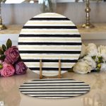 - Supla2li-8255-Gorsel1 - Realhomes  Realhomes Beyaz Zemin Üzerinde Gold Detaylı Siyah Yatay Çizgili 2'li Yuvarlak Servis Altlığı - Supla Realhomes