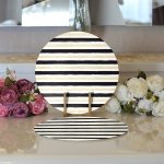 - Supla2li-8255-Gorsel3 - Realhomes  Realhomes Beyaz Zemin Üzerinde Gold Detaylı Siyah Yatay Çizgili 2'li Yuvarlak Servis Altlığı - Supla Realhomes