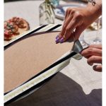 - Supla2li-8255-Gorsel4 - Realhomes  Realhomes Beyaz Zemin Üzerinde Gold Detaylı Siyah Yatay Çizgili 2'li Yuvarlak Servis Altlığı - Supla Realhomes