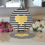 Realhomes Beyaz Zemin Üzerinde Siyah Yatay Çizgili Gold Detaylı Kalp Desenli 2'li Yuvarlak Servis Altlığı - Supla Realhomes