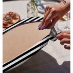 Realhomes Beyaz Zemin Üzerinde Siyah Yatay Çizgili Gold Detaylı Kalp Desenli 2'li Yuvarlak Servis Altlığı - Supla Realhomes