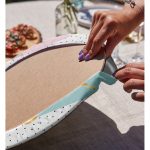 - Supla2li-8266-Gorsel4 - Realhomes Realhomes Beyaz Zemin Üzerinde Gold Detaylı Geometrik Desenli 2'li Yuvarlak Servis Altlığı - Supla Realhomes