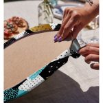 Realhomes Beyaz Zemin Üzerinde Gold Detaylı Geometrik Desenli 2'li Yuvarlak Servis Altlığı - Supla Realhomes