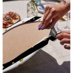 Realhomes Beyaz Zemin Üzerinde Siyah Yatay Çizgili Gold Detaylı Puantiyeli 2'li Yuvarlak Servis Altlığı - Supla Realhomes