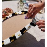 - Supla2li-8282-Gorsel4 - Realhomes Realhomes Beyaz Zemin Üzerinde Siyah Çizgili Gold Detaylı Puantiyeli 2'li Yuvarlak Servis Altlığı - Supla Realhomes