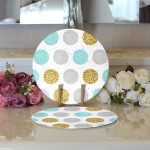 Realhomes Beyaz Zemin Üzerinde Gold Detaylı Renkli Puantiye Desenli 2'li Yuvarlak Servis Altlığı - Supla Realhomes