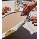 Realhomes Beyaz Zemin Üzerinde Gold Detaylı Renkli Puantiye Desenli 2'li Yuvarlak Servis Altlığı - Supla Realhomes