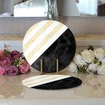 - Supla2li-8291-Gorsel3 - Realhomes Realhomes Beyaz Zemin Üzerinde Siyah Mermer Detaylı Gold Yatay Çizgili 2'li Yuvarlak Servis Altlığı - Supla Realhomes