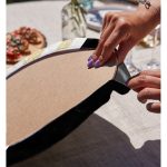 - Supla2li-8291-Gorsel4 - Realhomes Realhomes Beyaz Zemin Üzerinde Siyah Mermer Detaylı Gold Yatay Çizgili 2'li Yuvarlak Servis Altlığı - Supla Realhomes