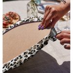 - Supla2li-8295-Gorsel4 - Realhomes Realhomes Beyaz Zemin Üzerinde Renkli Geometrik Desenli Dijital Baskılı Modern 2'li Yuvarlak Servis Altlığı - Supla Realhomes