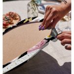 Realhomes Beyaz Zemin Üzerinde Siyah Yatay Çizgili Çiçek Desenli 2'li Yuvarlak Servis Altlığı - Supla Realhomes