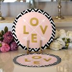 - Supla2li-8301-Gorsel1 - Realhomes Realhomes Siyah Zemin Üzerinde Geometrik Zigzag Desenli Love Yazılı 2'li Yuvarlak Servis Altlığı - Supla Realhomes