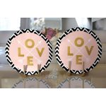 - Supla2li-8301-Gorsel2 - Realhomes Realhomes Siyah Zemin Üzerinde Geometrik Zigzag Desenli Love Yazılı 2'li Yuvarlak Servis Altlığı - Supla Realhomes