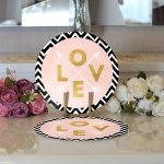 - Supla2li-8301-Gorsel3 - Realhomes Realhomes Siyah Zemin Üzerinde Geometrik Zigzag Desenli Love Yazılı 2'li Yuvarlak Servis Altlığı - Supla Realhomes