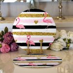 - Supla2li-8303-Gorsel1 - Realhomes Realhomes Beyaz Zemin Üzerinde Flamingo Desenli Gold Detaylı Yatay Çizgi 2'li Yuvarlak Servis Altlığı - Supla Realhomes