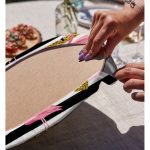 - Supla2li-8303-Gorsel4 - Realhomes Realhomes Beyaz Zemin Üzerinde Flamingo Desenli Gold Detaylı Yatay Çizgi 2'li Yuvarlak Servis Altlığı - Supla Realhomes