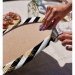 Realhomes Beyaz Zemin Üzerinde Gold Detaylı Yaprak Desenli Modern 2'li Yuvarlak Servis Altlığı - Supla Realhomes