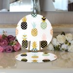 Realhomes Beyaz Zemin Üzerinde Gold Detaylı Ananas Desenli Modern 2'li Yuvarlak Servis Altlığı - Supla Realhomes