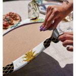 Realhomes Beyaz Zemin Üzerinde Gold Detaylı Ananas Desenli Modern 2'li Yuvarlak Servis Altlığı - Supla Realhomes