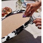 - Supla2li-8318-Gorsel4 - Realhomes Realhomes Beyaz Zemin Üzerinde Siyah Yaprak Desenli 2'li Yuvarlak Servis Altlığı - Supla Realhomes