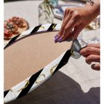 - Supla2li-8326-Gorsel4 - Realhomes Realhomes Beyaz Zemin Üzerinde Gold Detaylı Kalp Desenli Modern 2'li Yuvarlak Servis Altlığı - Supla Realhomes