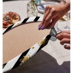 - Supla2li-8327-Gorsel4 - Realhomes Realhomes Beyaz Zemin Üzerinde Gold Detaylı Kartanesi Desenli 2'li Yuvarlak Servis Altlığı - Supla Realhomes