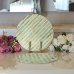 Realhomes Renkli Zemin Üzerinde Gold Detaylı Yatay Çizgili Modern 2'li Yuvarlak Servis Altlığı - Supla Realhomes