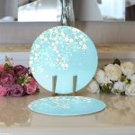 - Supla2li-8351-Gorsel3 - Realhomes Realhomes Mavi Zemin Üzerinde Papatya Desenli Dijital Baskılı Modern 2'li Yuvarlak Servis Altlığı - Supla Realhomes