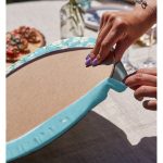 - Supla2li-8351-Gorsel4 - Realhomes Realhomes Mavi Zemin Üzerinde Papatya Desenli Dijital Baskılı Modern 2'li Yuvarlak Servis Altlığı - Supla Realhomes