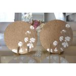 - Supla2li-8375-Gorsel2 - Realhomes  Realhomes Rengarenk Zemin Üzerinde Beyaz Çiçek Desenli 2'li Yuvarlak Servis Altlığı - Supla Realhomes