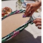 - Supla2li-8379-Gorsel4 - Realhomes  Realhomes Beyaz Zemin Üzerinde Siyah Beyaz Çizgili Yeşil Yaprak Desenli 2'li Yuvarlak Servis Altlığı - Supla Realhomes