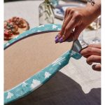 Realhomes Renkli Zemin Üzerinde Yılbaşı Desenli Dijital Baskılı Modern 2'li Yuvarlak Servis Altlığı - Supla Realhomes