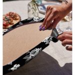 Realhomes Siyah Zemin Üzerinde Çiçek Desenli Dijital Baskılı Modern 2'li Yuvarlak Servis Altlığı - Supla Realhomes