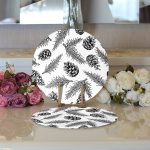 Realhomes Beyaz Zemin Üzerinde Kozalak Desenli Dijital Baskılı Modern 2'li Yuvarlak Servis Altlığı - Supla Realhomes