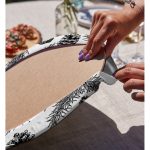 Realhomes Beyaz Zemin Üzerinde Kozalak Desenli Dijital Baskılı Modern 2'li Yuvarlak Servis Altlığı - Supla Realhomes