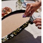 - Supla2li-8419-Gorsel4 - Realhomes Realhomes Siyah Zemin Üzerinde Gold Detaylı Çiçek Desenli Modern 2'li Yuvarlak Servis Altlığı - Supla Realhomes