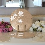 - Supla2li-8420-Gorsel3 - Realhomes Realhomes Rengarenk Zemin Üzerinde Beyaz Çiçek Desenli 2'li Yuvarlak Servis Altlığı - Supla Realhomes