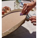 - Supla2li-8420-Gorsel4 - Realhomes Realhomes Rengarenk Zemin Üzerinde Beyaz Çiçek Desenli 2'li Yuvarlak Servis Altlığı - Supla Realhomes