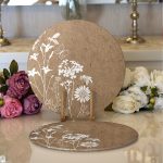 Realhomes Rengarenk Zemin Üzerinde Beyaz Çiçek Desenli 2'li Yuvarlak Servis Altlığı - Supla Realhomes