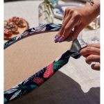 - Supla2li-8433-Gorsel4 - Realhomes Realhomes Renkli Zeminli Soyut Yaprak Desenli Dijital Baskılı Modern 2'li Yuvarlak Servis Altlığı - Supla Realhomes