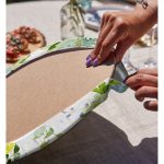 - Supla2li-8436-Gorsel4 - Realhomes Realhomes Beyaz Zemin Üzerinde Yeşil Rengarenk Çiçek Desenli Modern 2'li Yuvarlak Servis Altlığı - Supla Realhomes