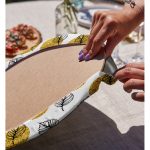 Realhomes Beyaz Zemin Üzerinde Gold Puantiyeli Yaprak Desenli 2'li Yuvarlak Servis Altlığı - Supla Realhomes