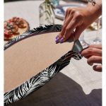 Realhomes Siyah Zemin Üzerinde Beyaz Yaprak Desenli 2'li Yuvarlak Servis Altlığı - Supla Realhomes